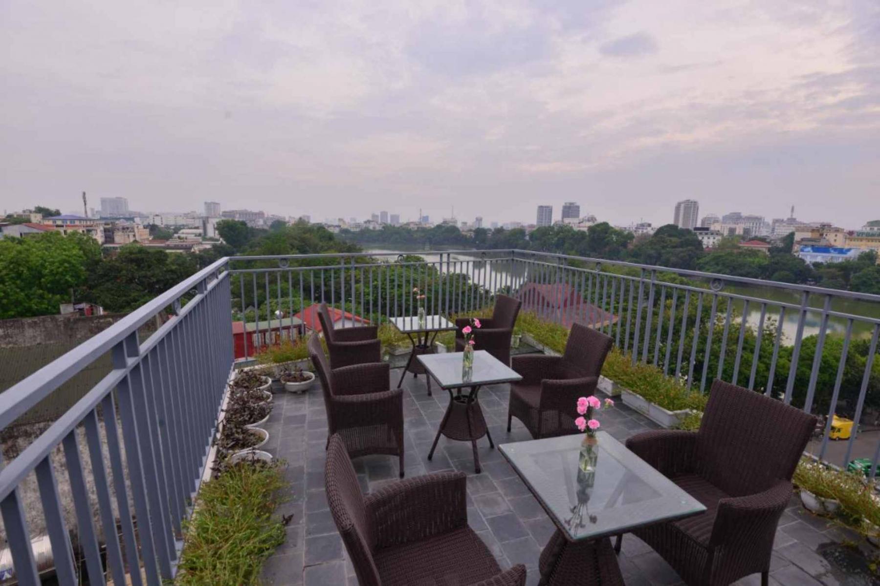 Ban công phòng suite tại Hanoi Bella Rosa Suite 